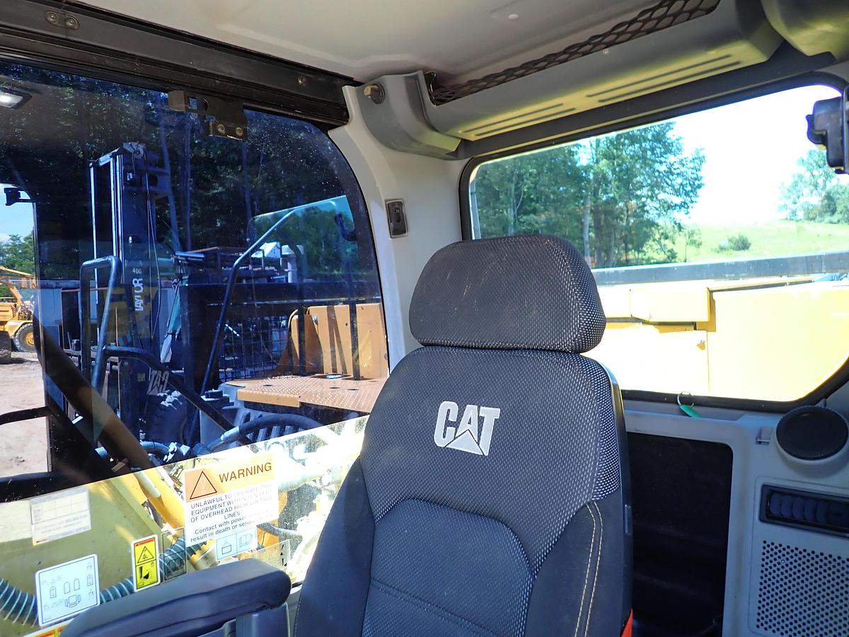 Used 2022 CAT 326
