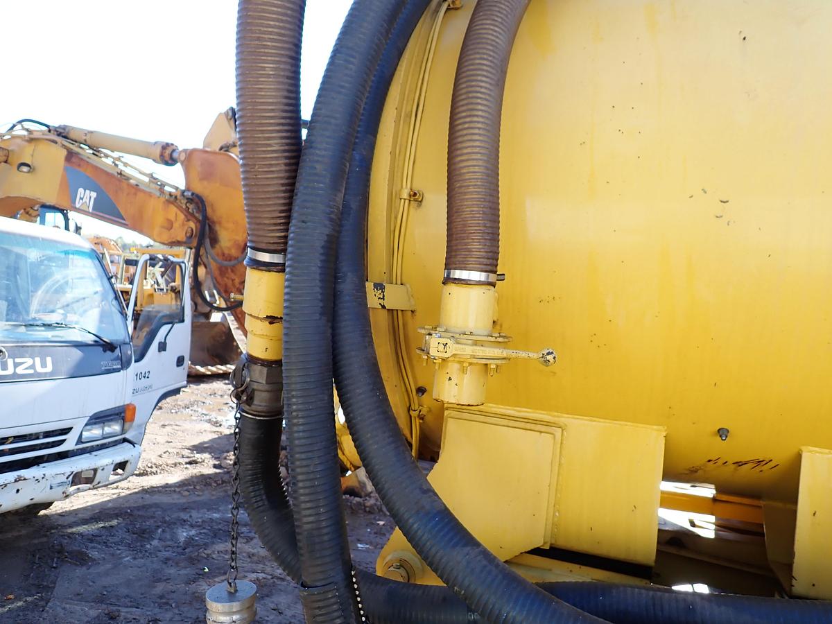 Used 2002 Vector 09007 Vacuum Excavator HI-RAIL GEAR!