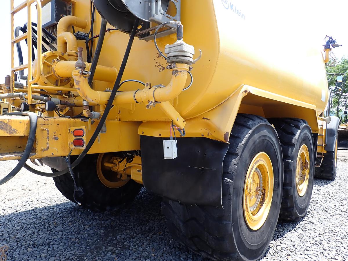 Used 2015 John Deere 460E Articulated Water Truck 9000 GALLON