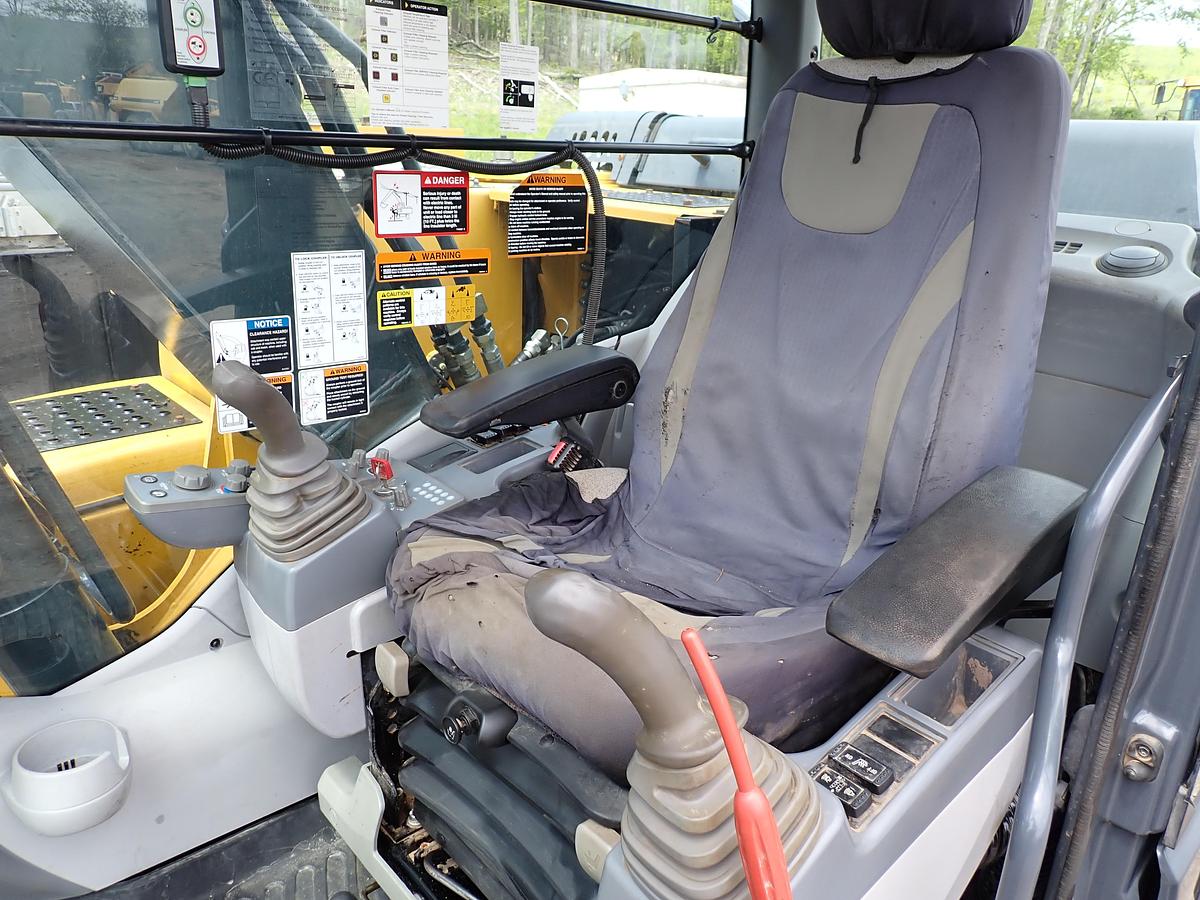 Used 2015 John Deere 160G LC Excavator HYDRAULIC THUMB & QC