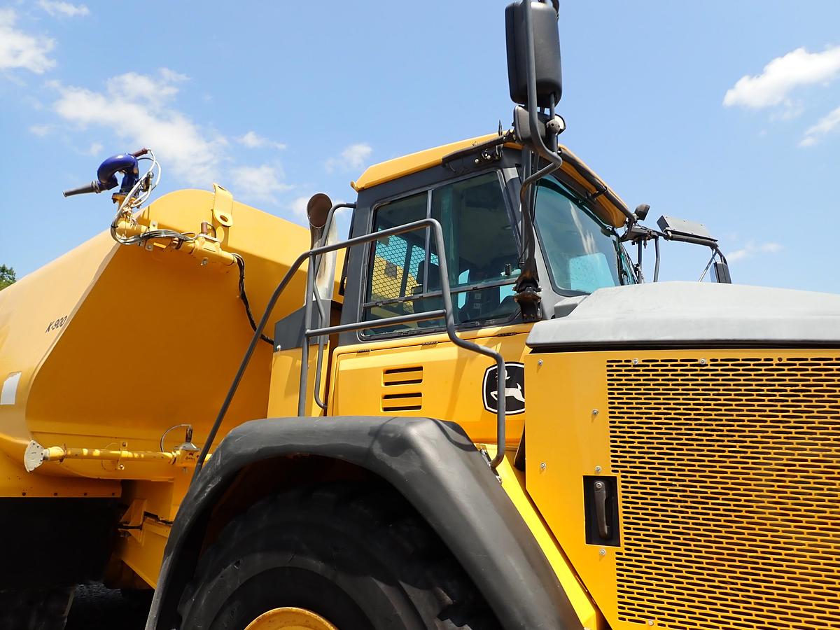 Used 2015 John Deere 460E Articulated Water Truck 9000 GALLON