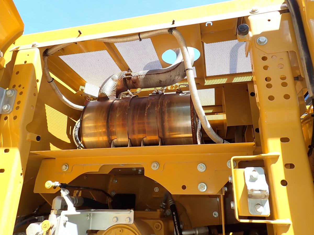 Used 2022 CAT 326