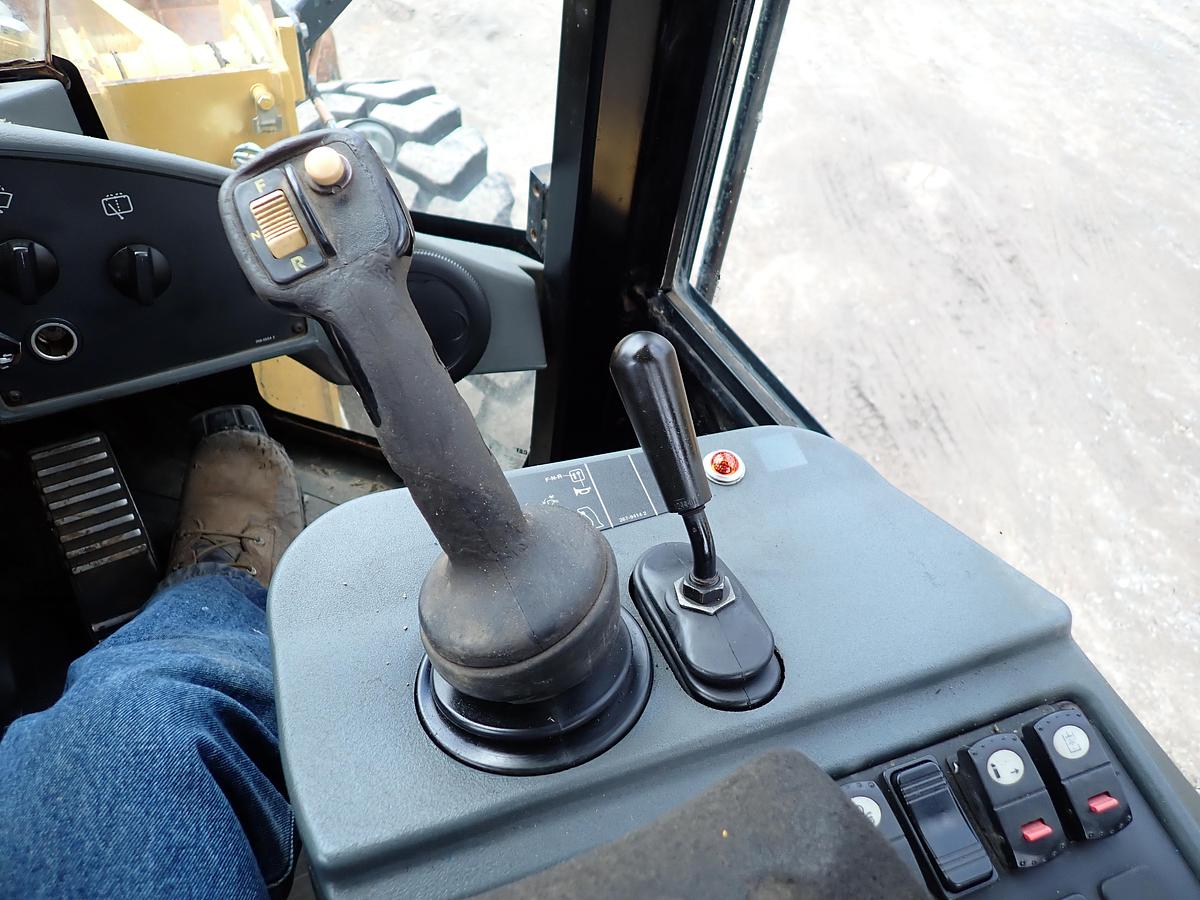 Used 2010 CAT 938H
