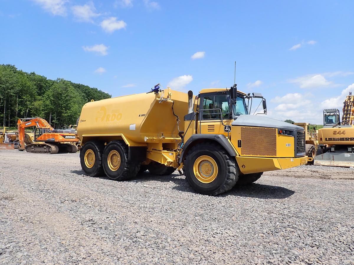 Used 2015 John Deere 460E Articulated Water Truck 9000 GALLON