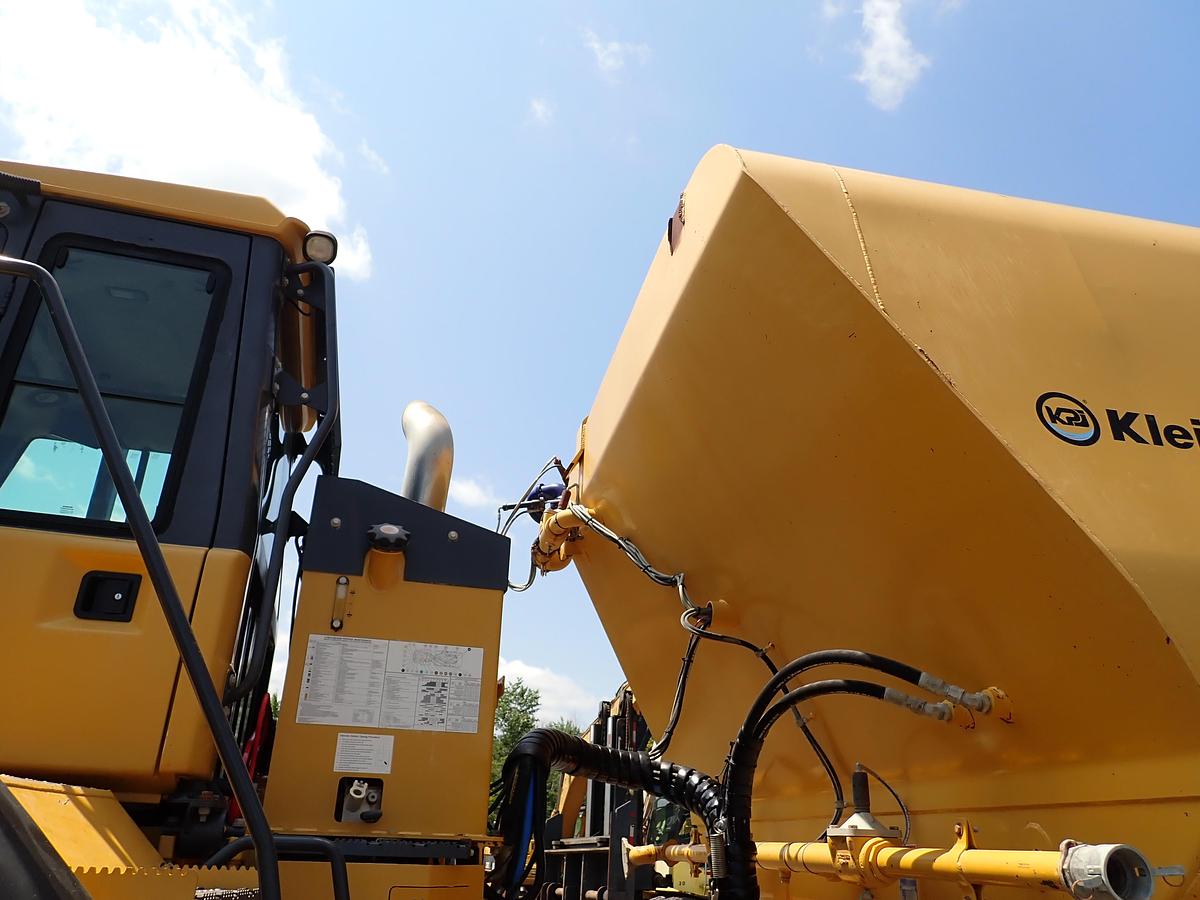 Used 2015 John Deere 460E Articulated Water Truck 9000 GALLON