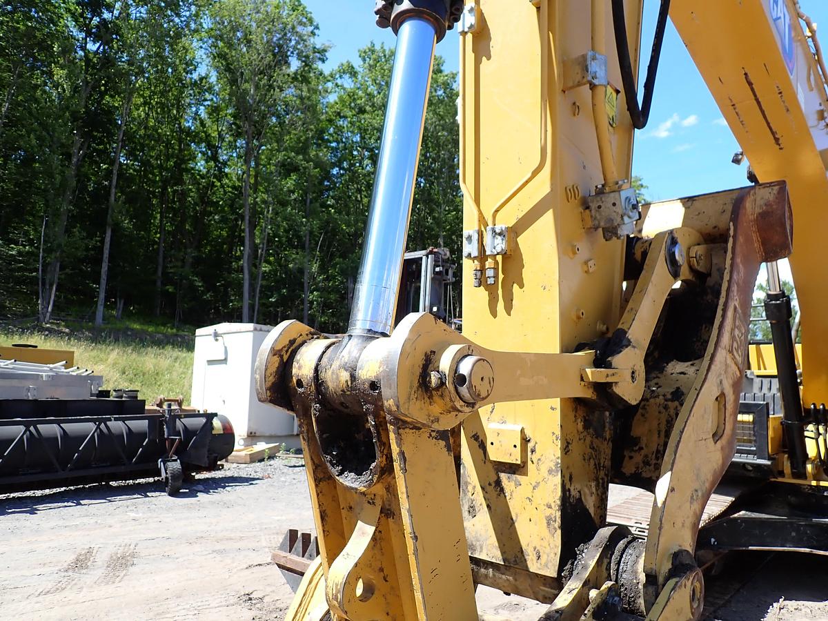 Used 2022 CAT 326
