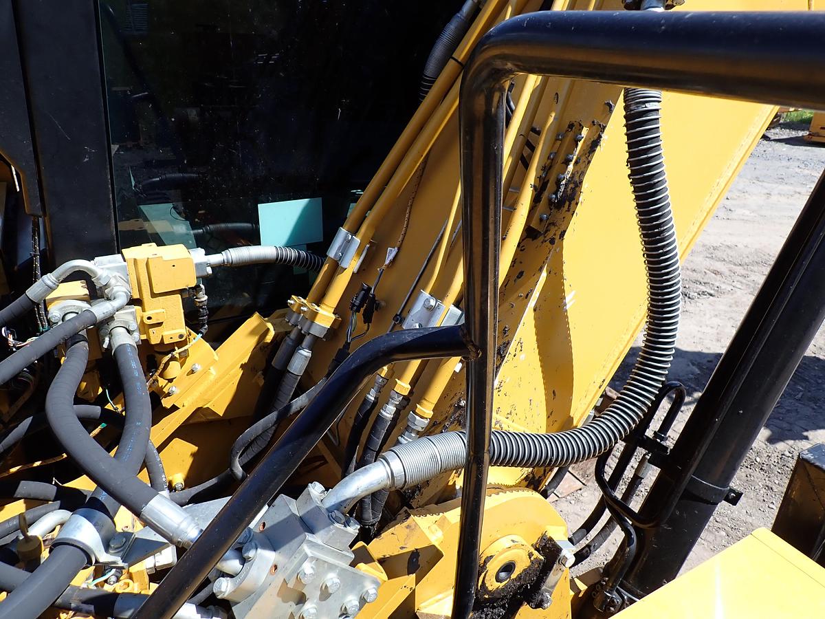 Used 2022 CAT 326