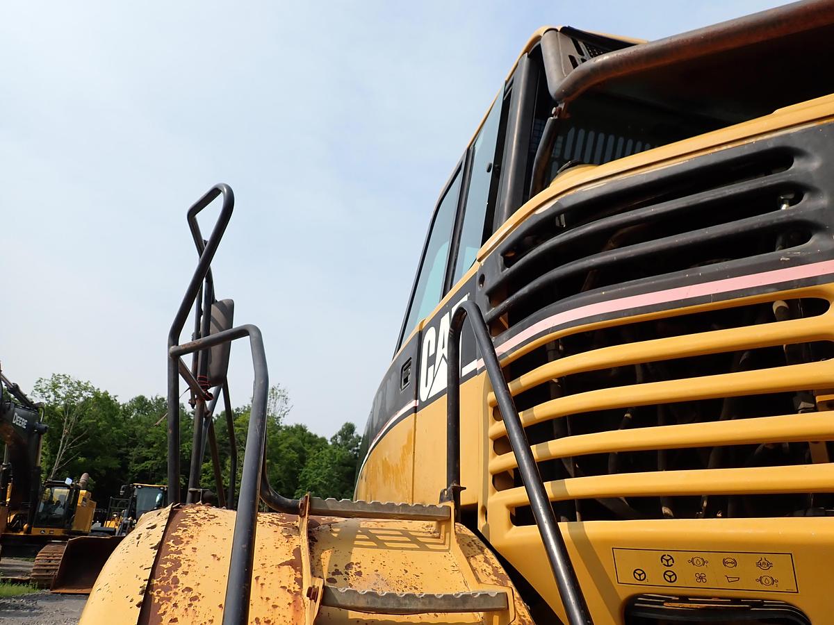 Used 2006 CAT 735