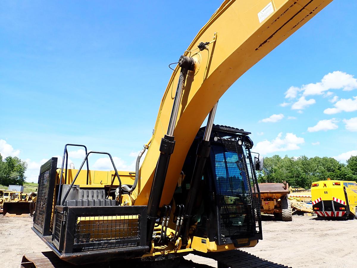 Used 2022 CAT 326