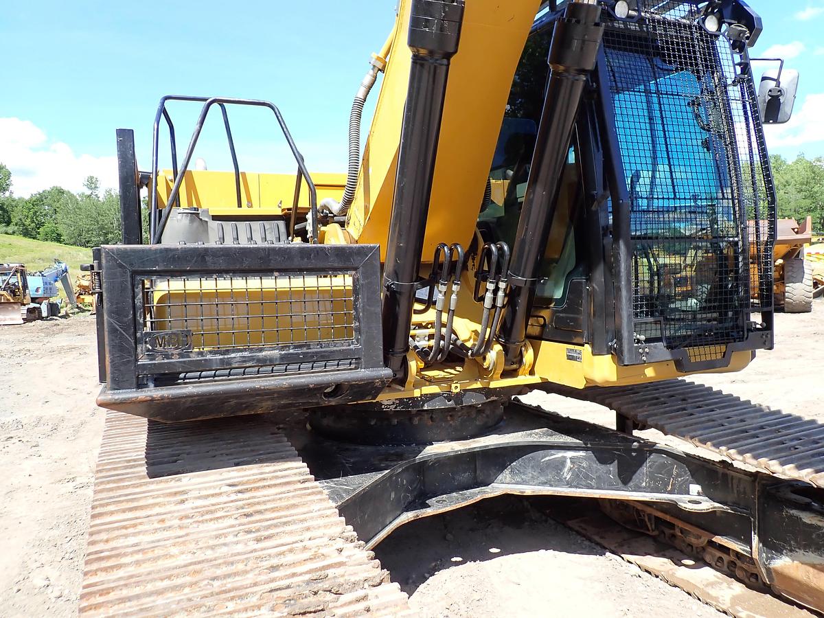 Used 2022 CAT 326