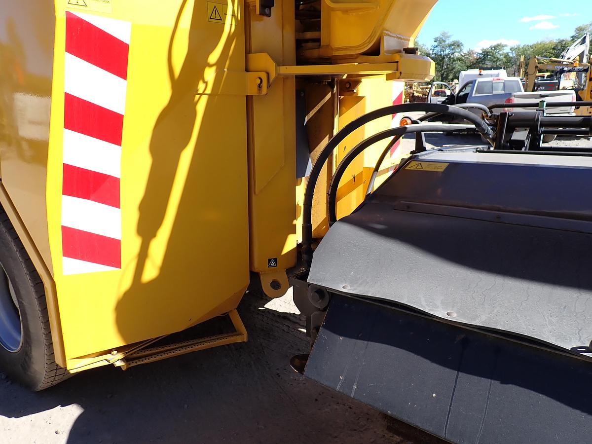 Used 2001 Vammas PSB 5500H Airport Runway Sweeper 