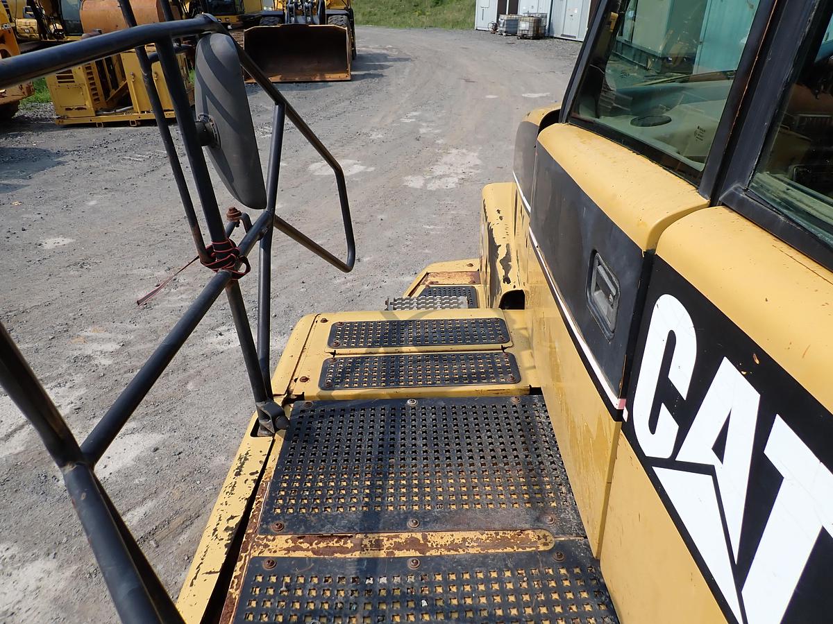 Used 2006 CAT 735