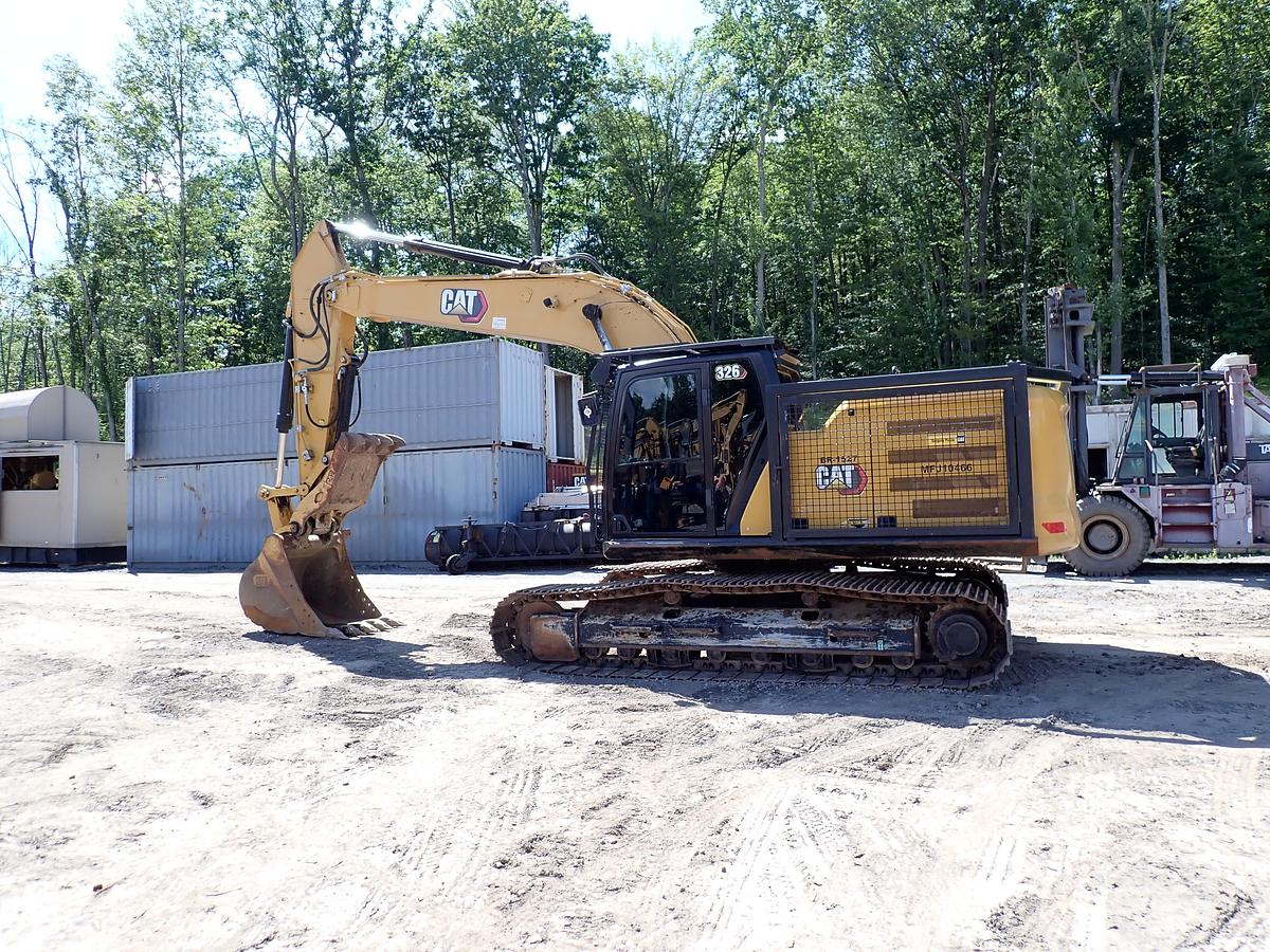 Used 2022 CAT 326