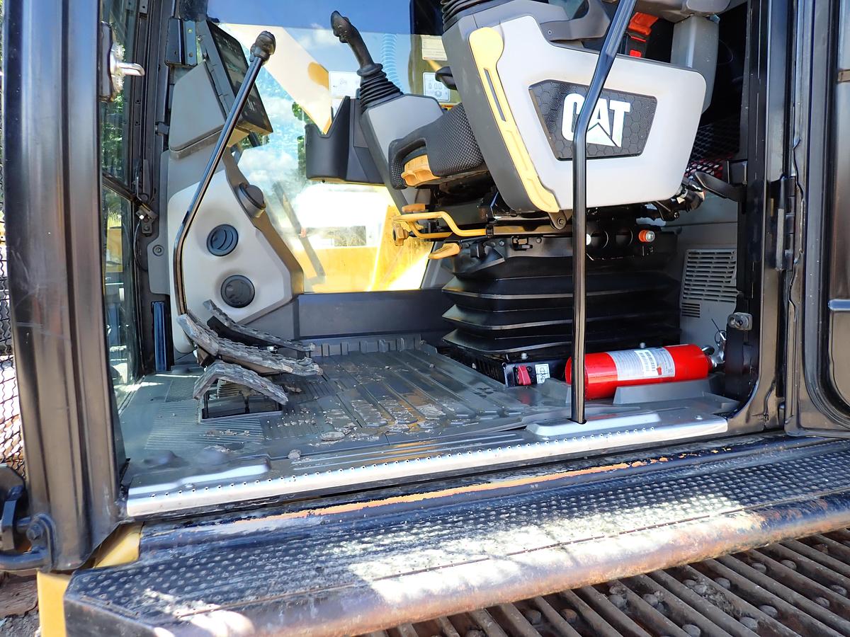 Used 2022 CAT 326