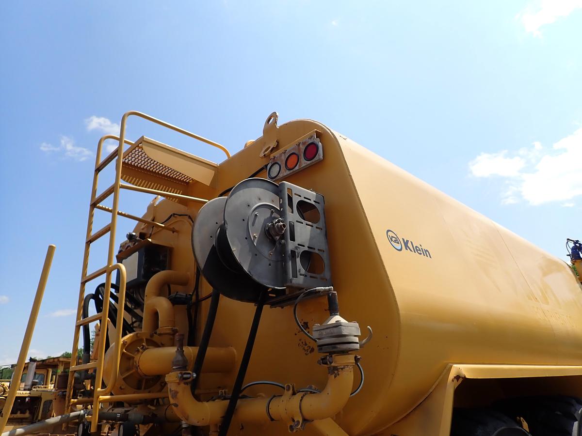 Used 2015 John Deere 460E Articulated Water Truck 9000 GALLON