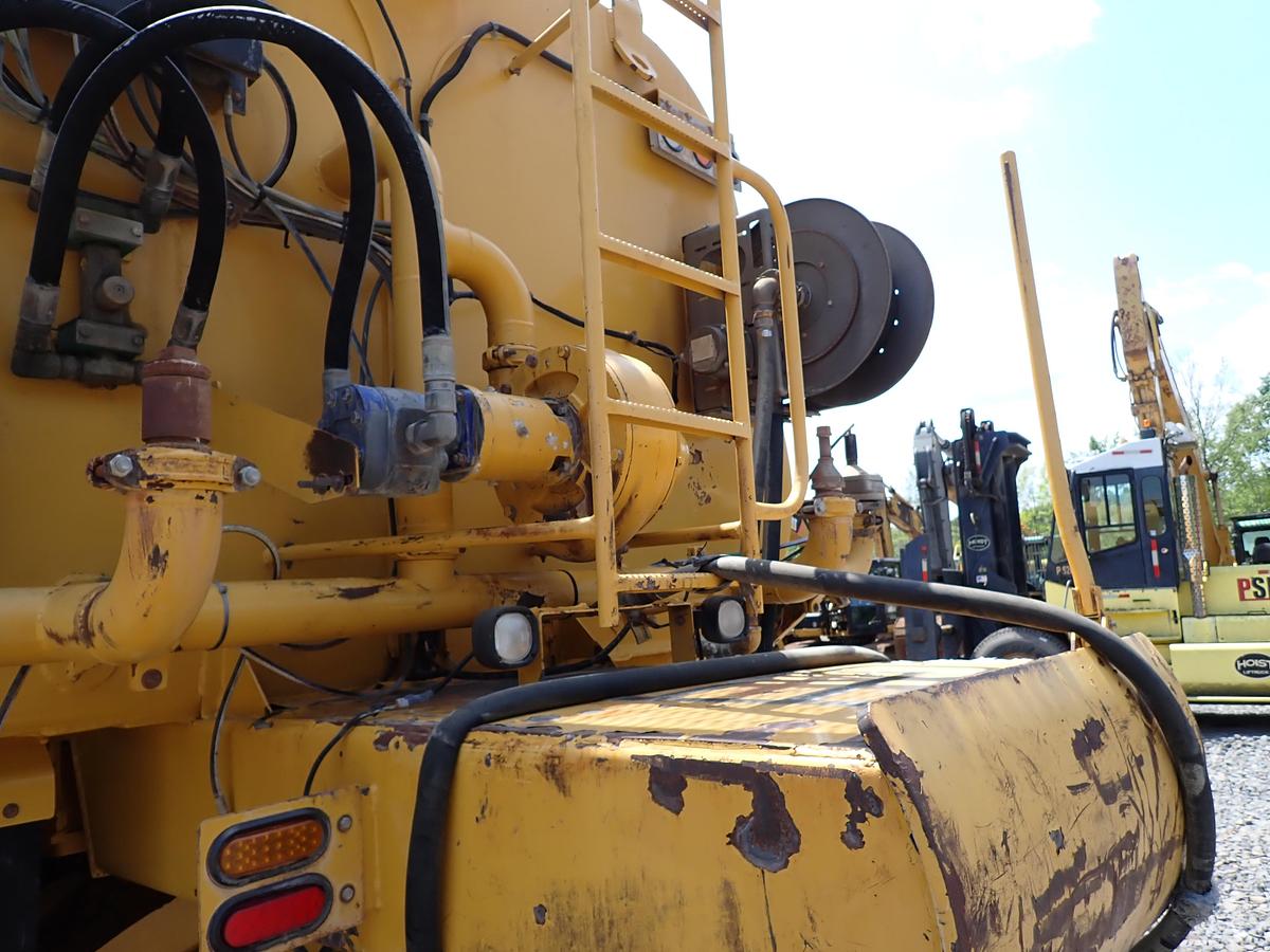 Used 2015 John Deere 460E Articulated Water Truck 9000 GALLON