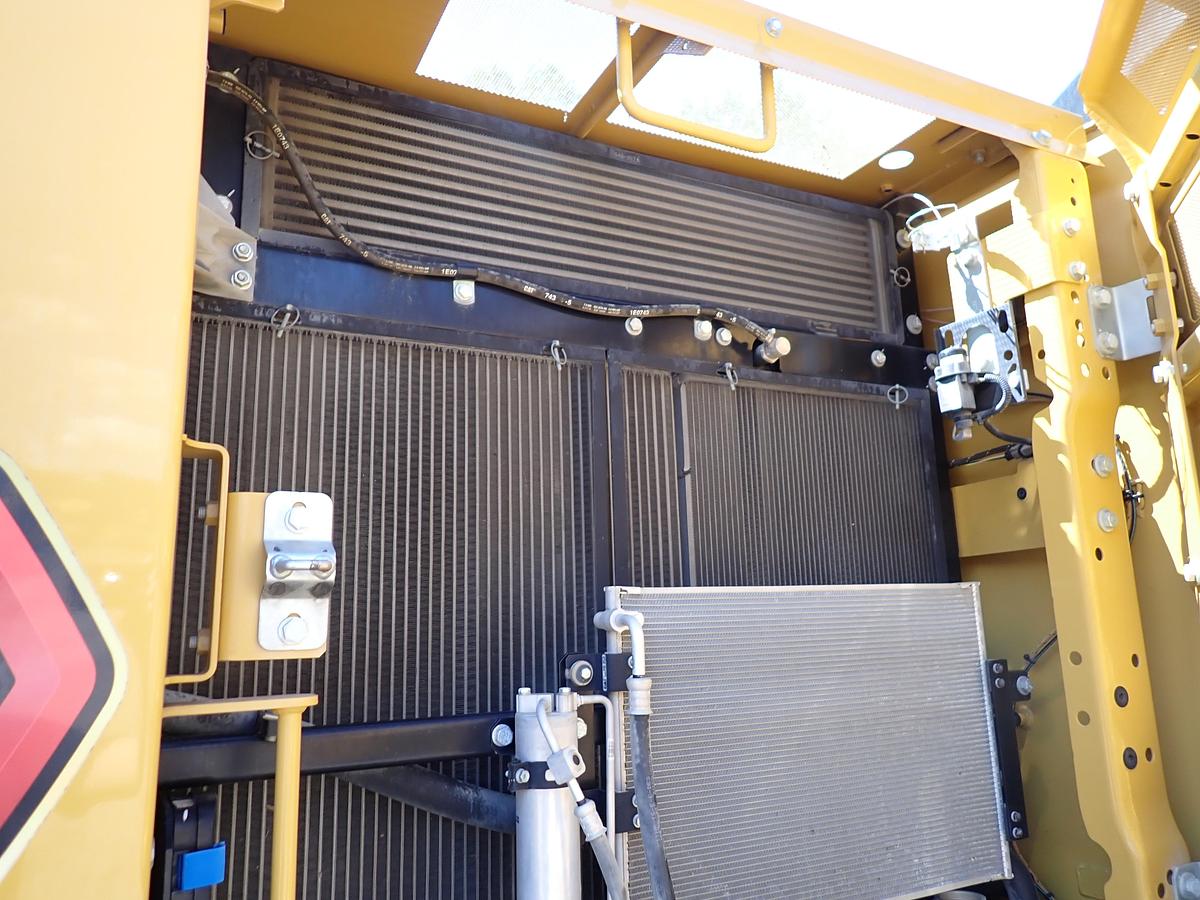 Used 2022 CAT 326