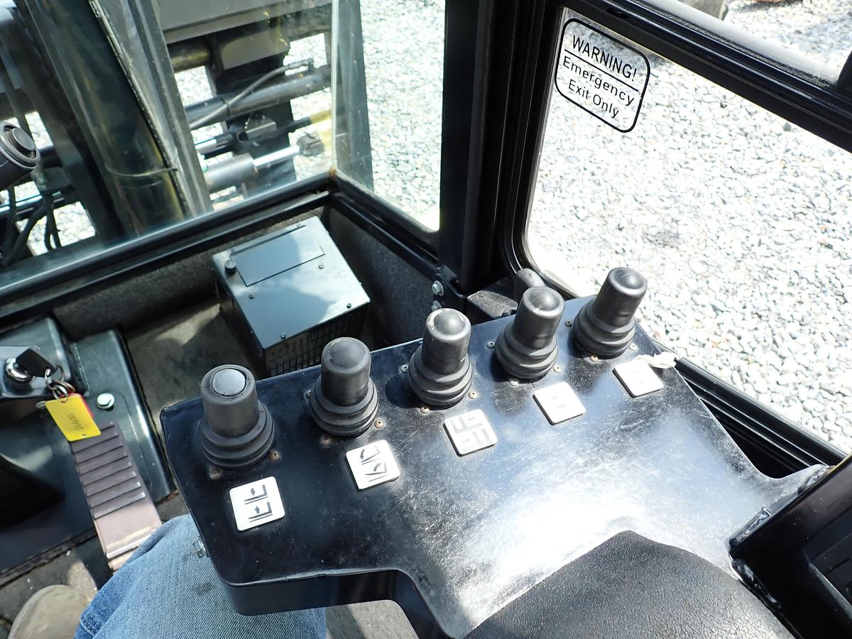 Used 2015 Hoist P300 30,000 Lb Forklift LOW HOURS!