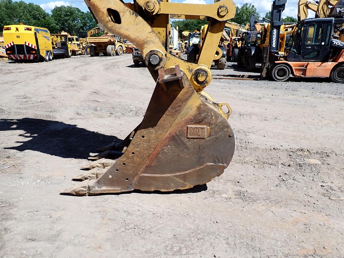 Used 2022 CAT 326