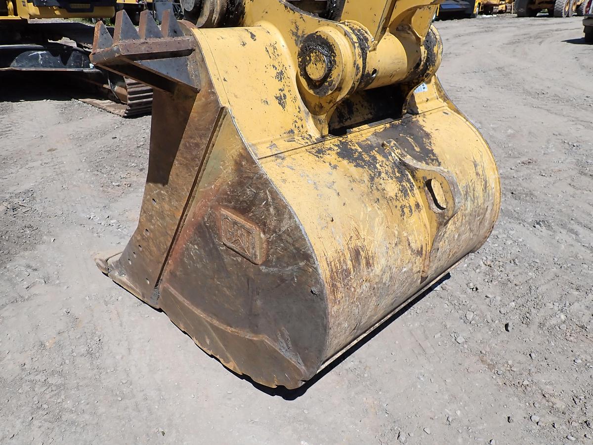Used 2022 CAT 326