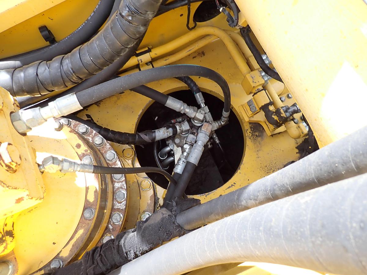Used 2013 Komatsu PC490LC-10 Excavator 