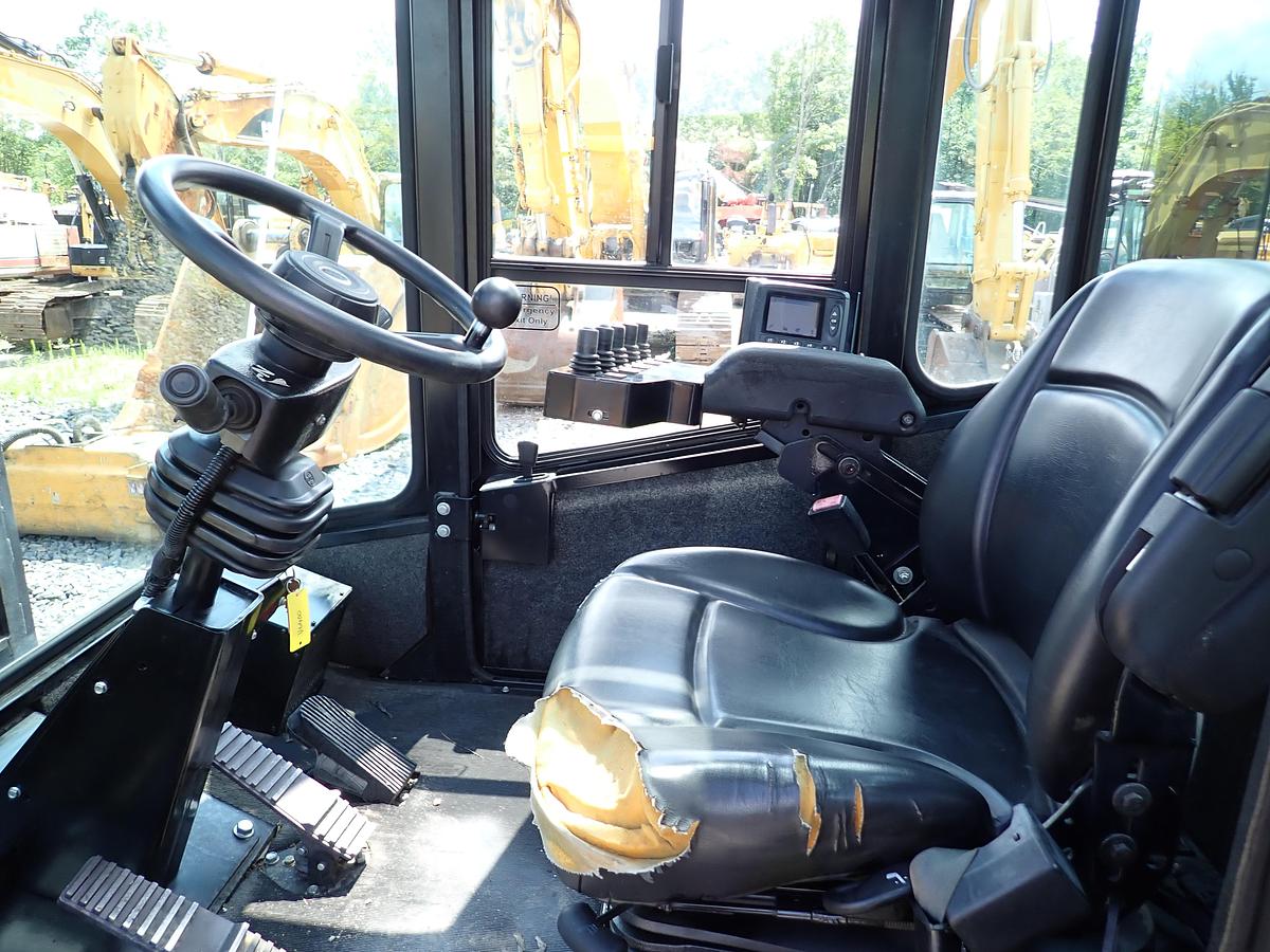 Used 2015 Hoist P300 30,000 Lb Forklift LOW HOURS!