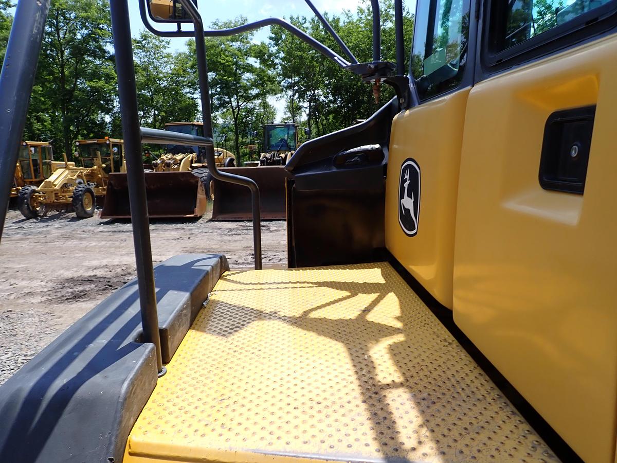 Used 2015 John Deere 460E Articulated Water Truck 9000 GALLON