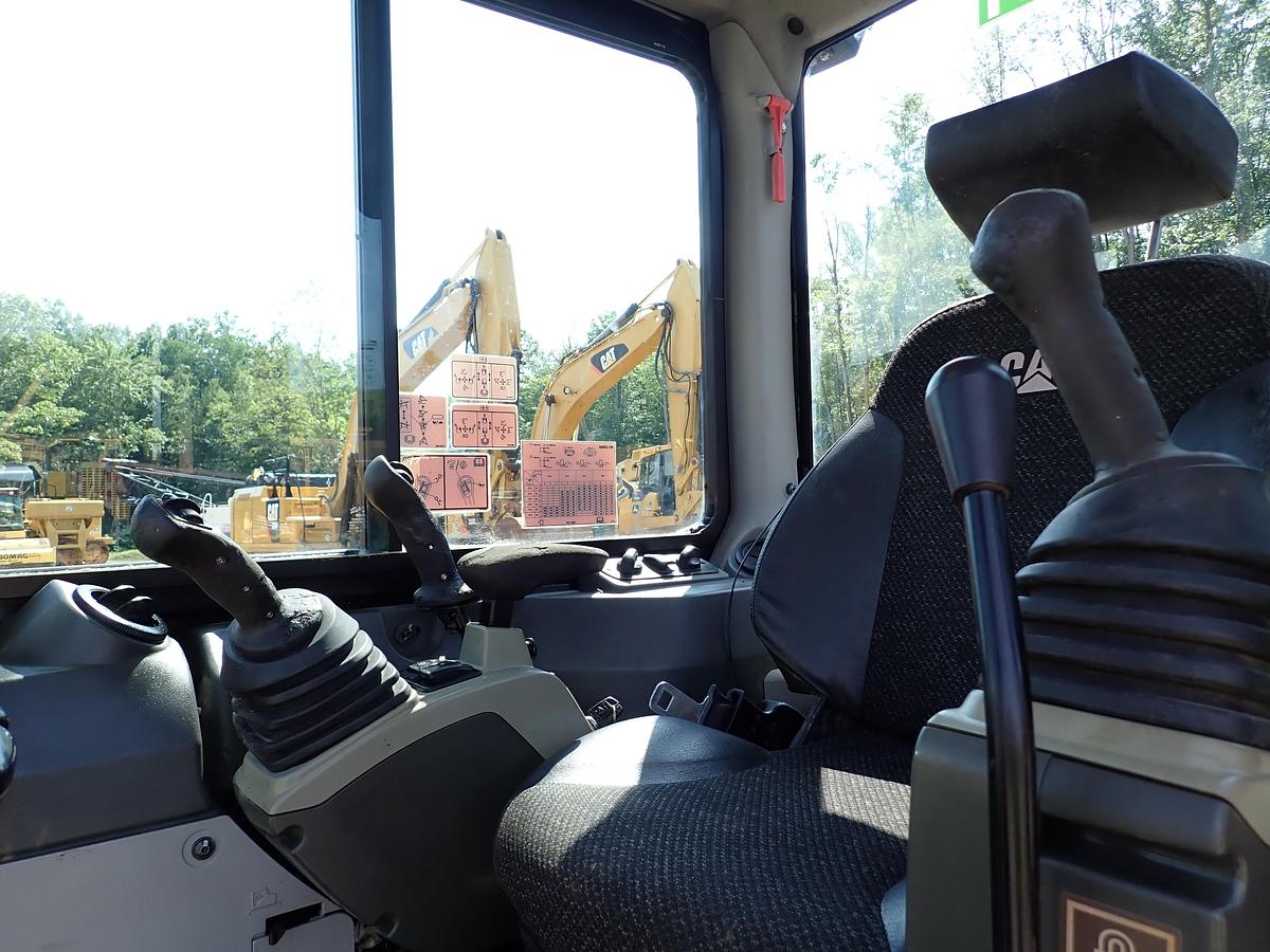 Used 2016 CAT 304E2 CR Mini Excavator HYDRAULIC THUMB!