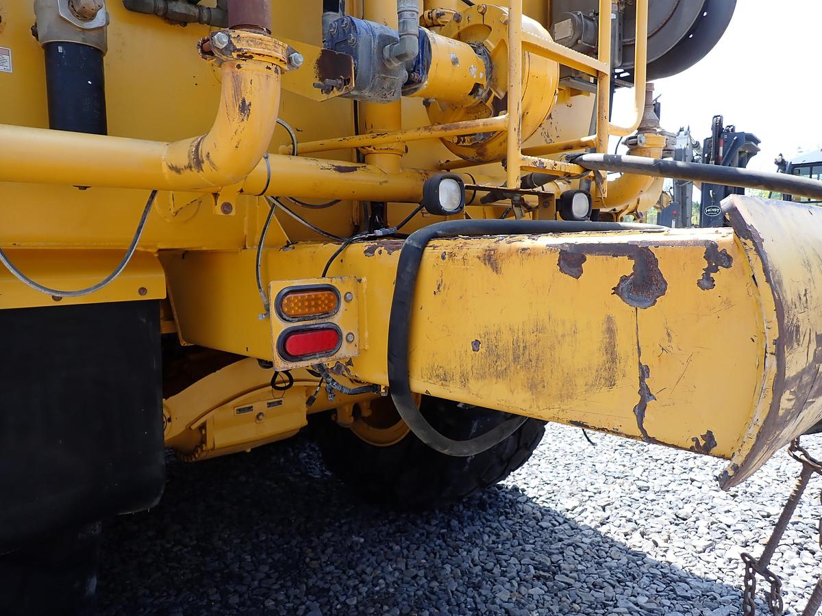 Used 2015 John Deere 460E Articulated Water Truck 9000 GALLON