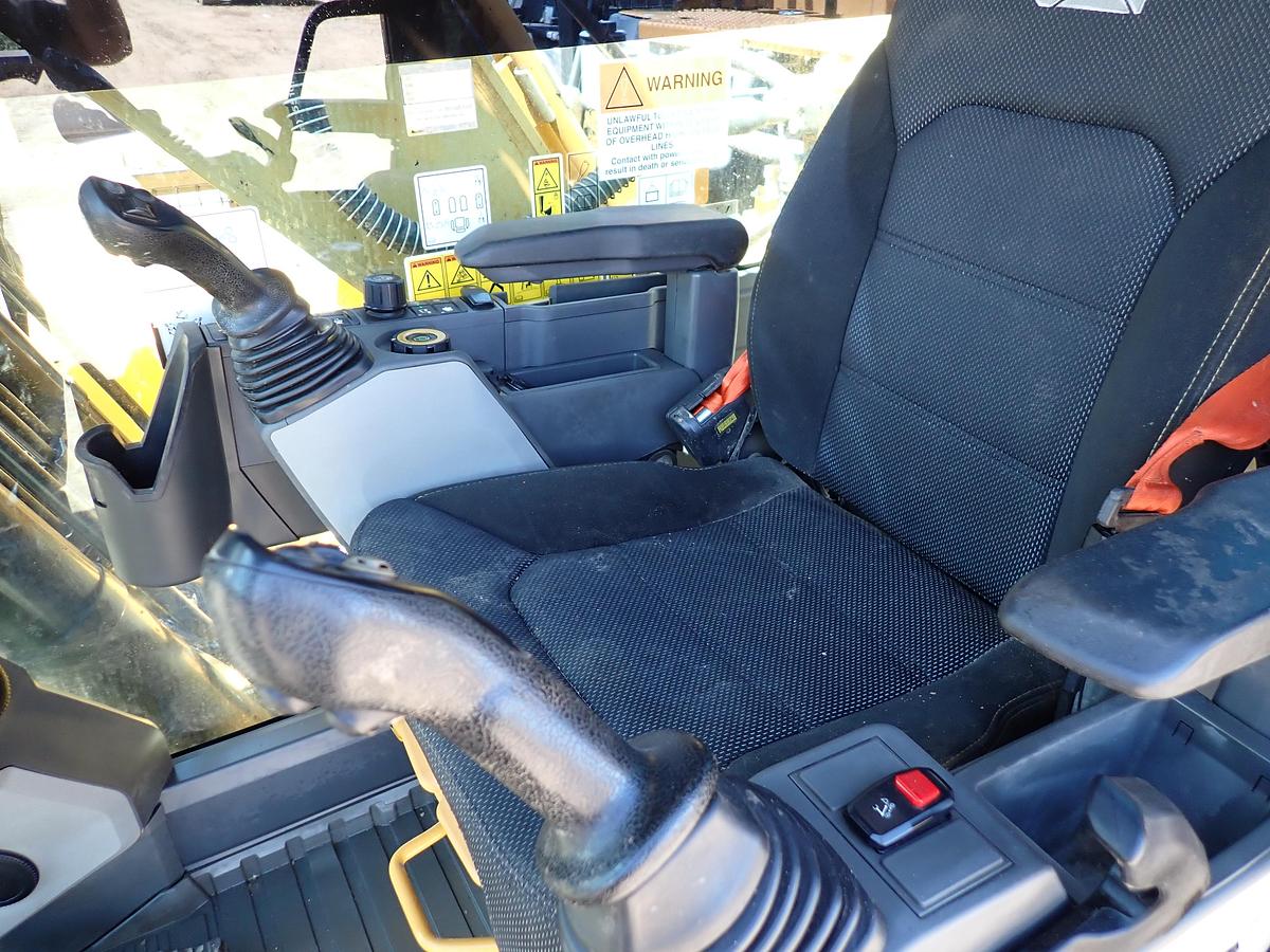 Used 2022 CAT 326