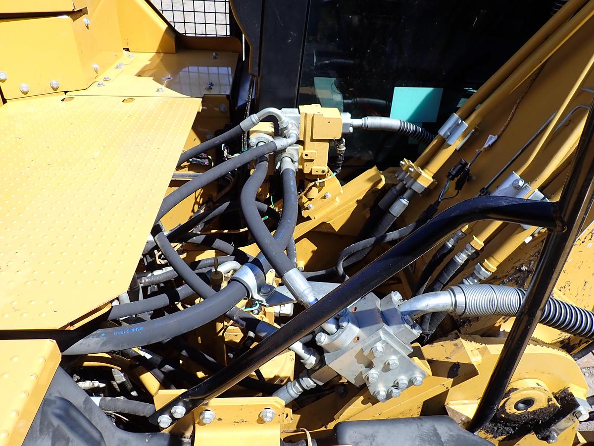 Used 2022 CAT 326