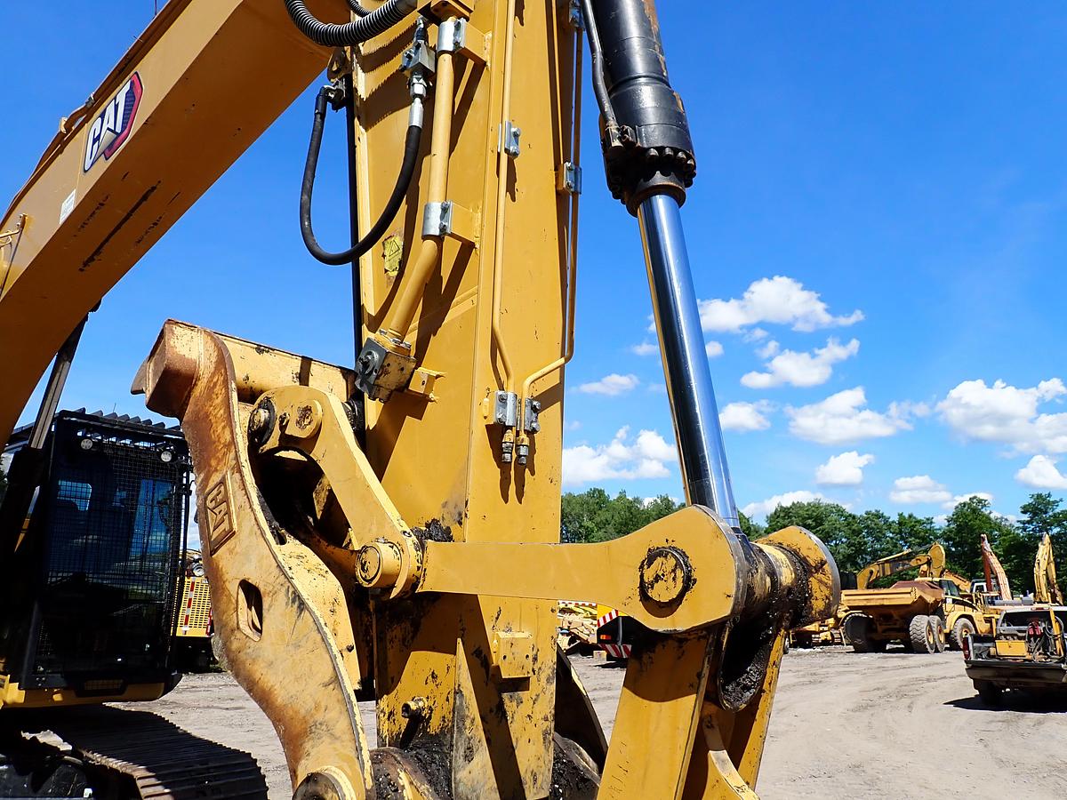 Used 2022 CAT 326