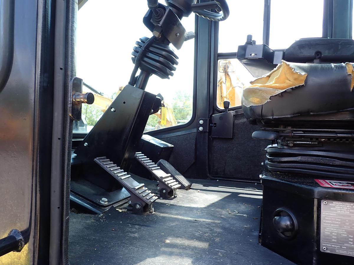 Used 2015 Hoist P300 30,000 Lb Forklift LOW HOURS!