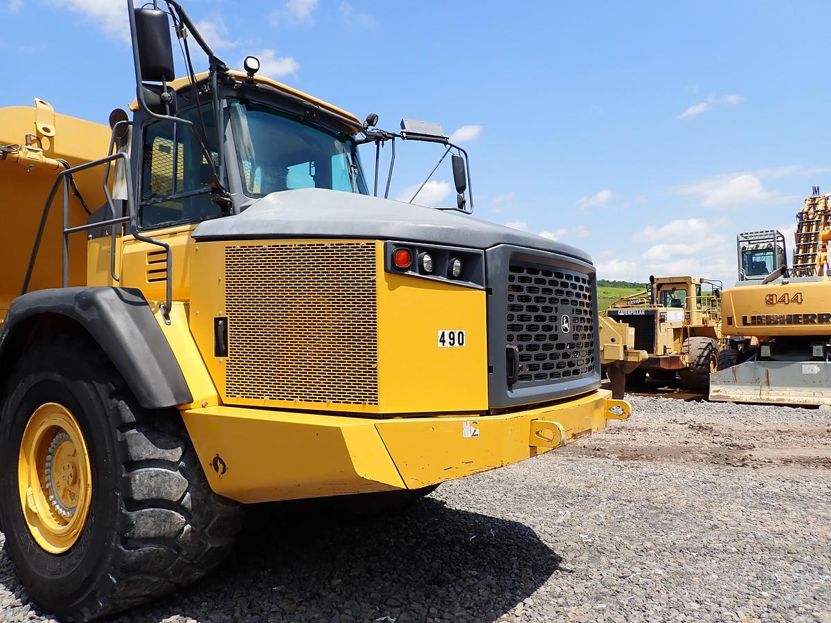 Used 2015 John Deere 460E Articulated Water Truck 9000 GALLON