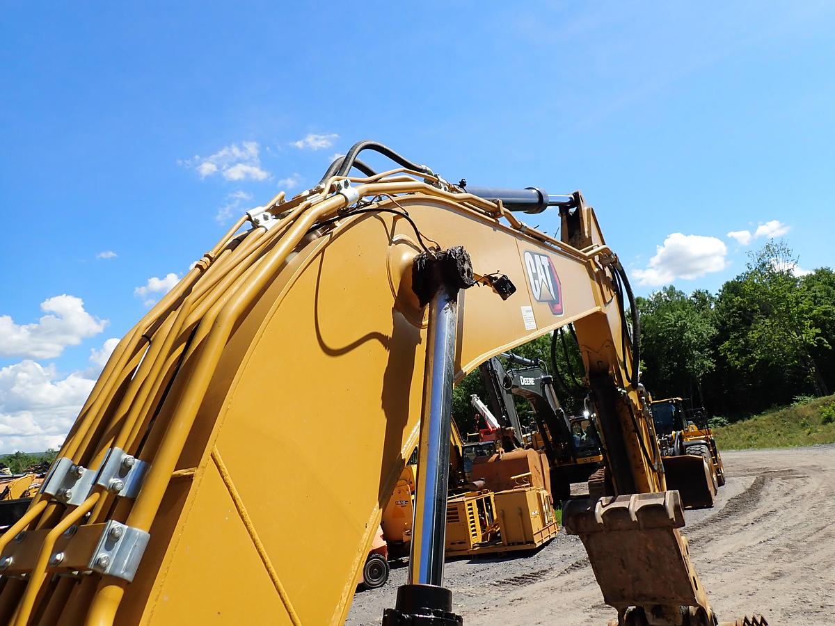 Used 2022 CAT 326