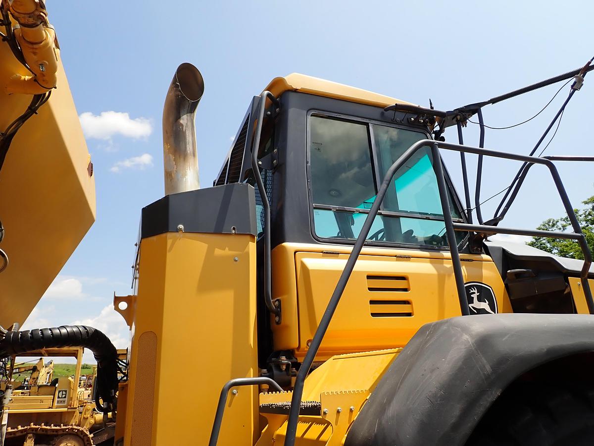 Used 2015 John Deere 460E Articulated Water Truck 9000 GALLON