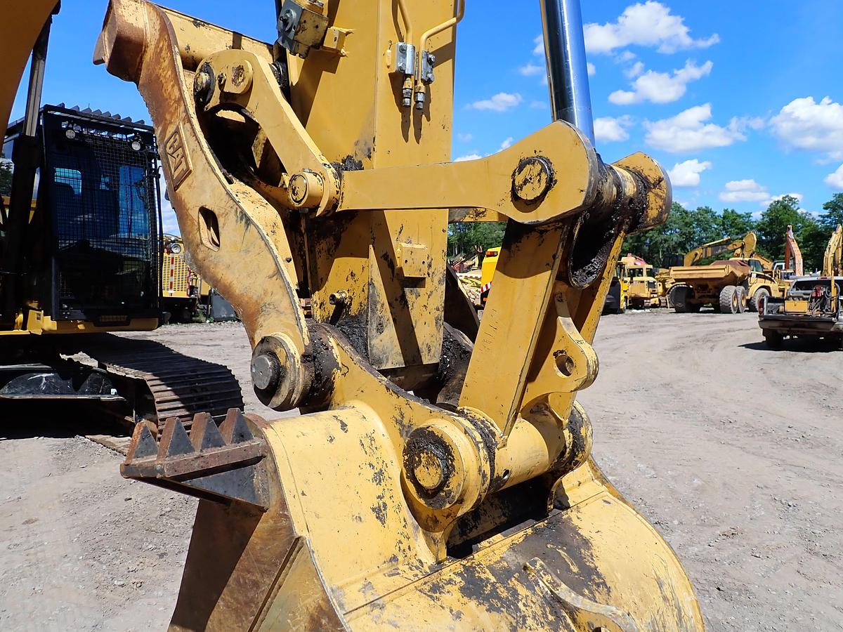 Used 2022 CAT 326