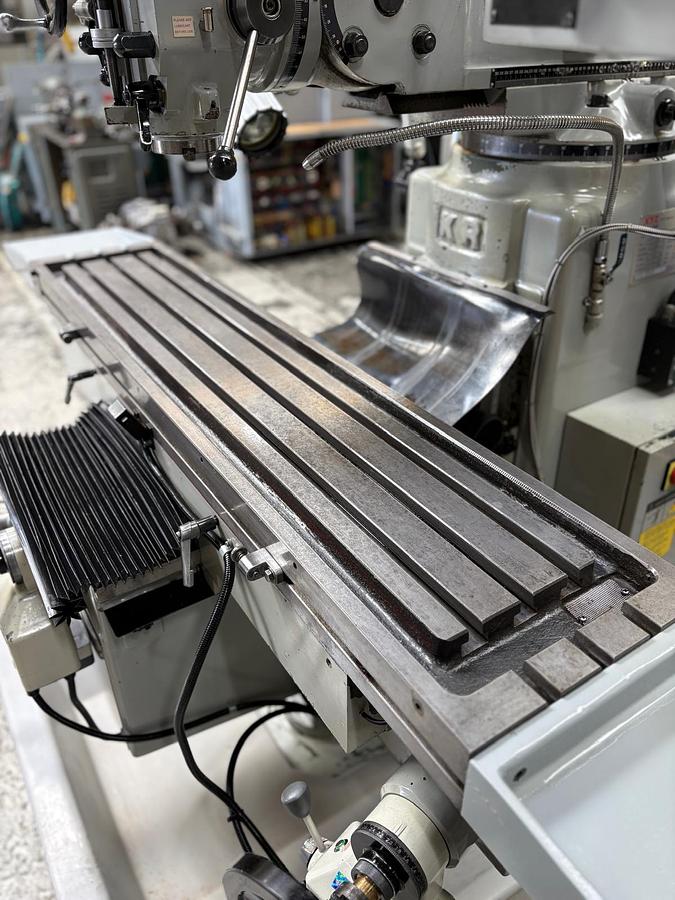 Used XYZ SLV HEAVY DUTY TURRET MILLING MACHINE