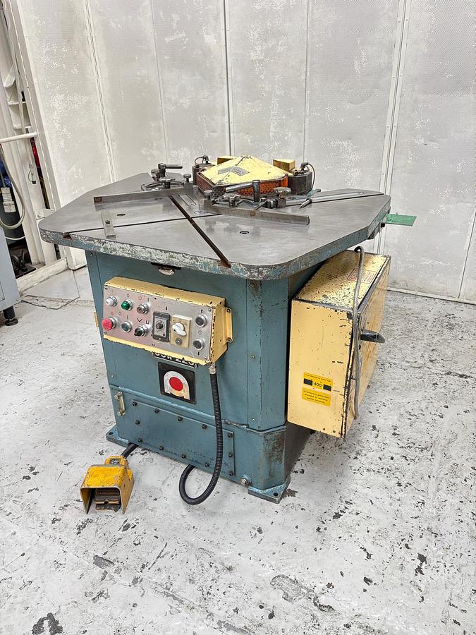 Used 1983 AMADA CSW 220 HYDRAULIC CORNER & EDGE NOTCHING MACHINE