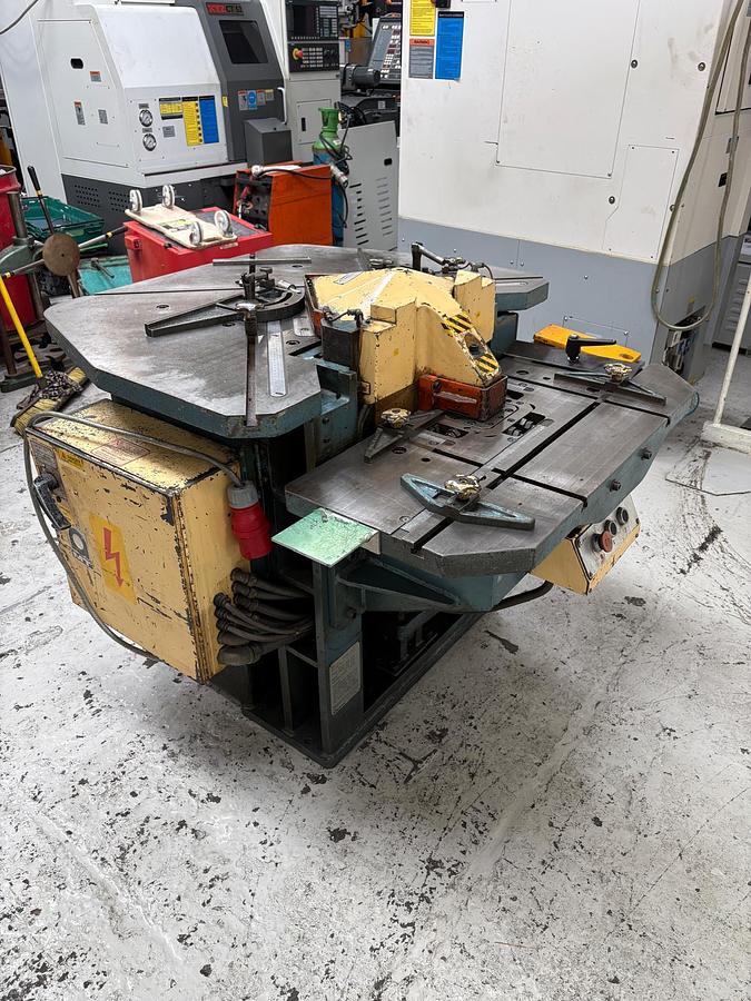 Used 1983 AMADA CSW 220 HYDRAULIC CORNER & EDGE NOTCHING MACHINE