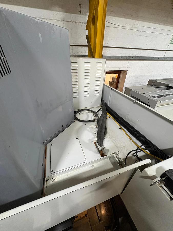 Used MAZAK VCN 410A VERTICAL MACHINING CENTRE