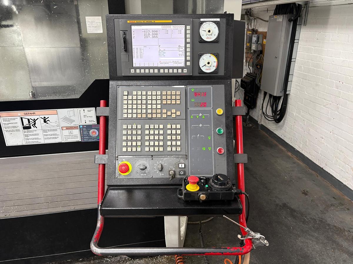 Used 2016 QUASER VERTICAL CNC MACHINING CENTRE MV204P