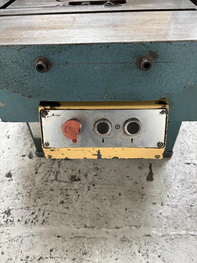 Used 1983 AMADA CSW 220 HYDRAULIC CORNER & EDGE NOTCHING MACHINE
