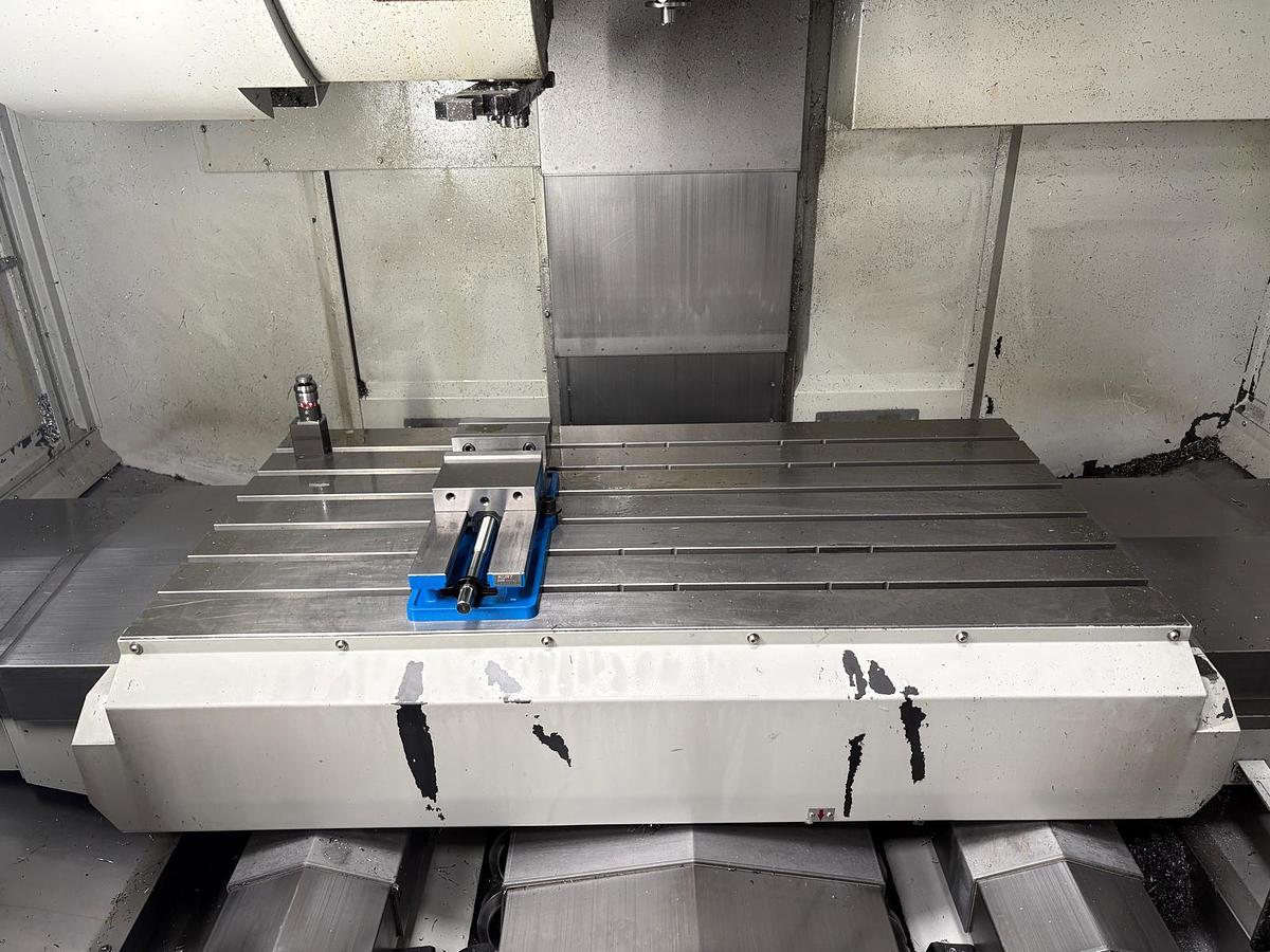 Used 2016 QUASER VERTICAL CNC MACHINING CENTRE MV204P
