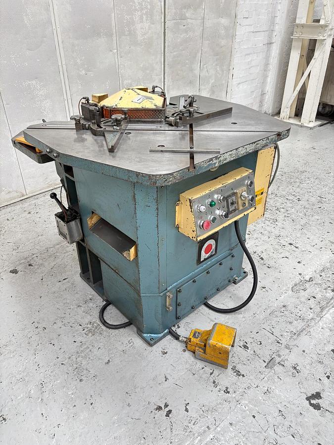 Used 1983 AMADA CSW 220 HYDRAULIC CORNER & EDGE NOTCHING MACHINE