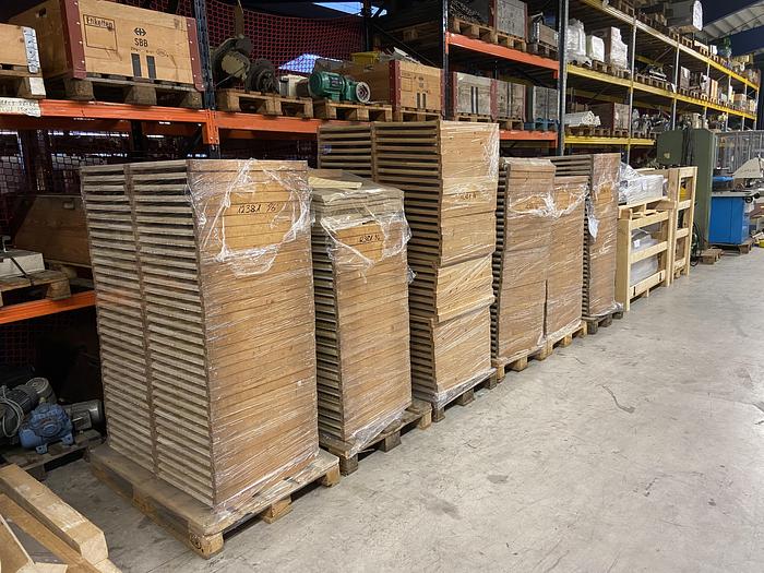 Gebraucht gebr. Gummi-Silikonformen auf Euro-Palette gestapelt, diverse Formen.