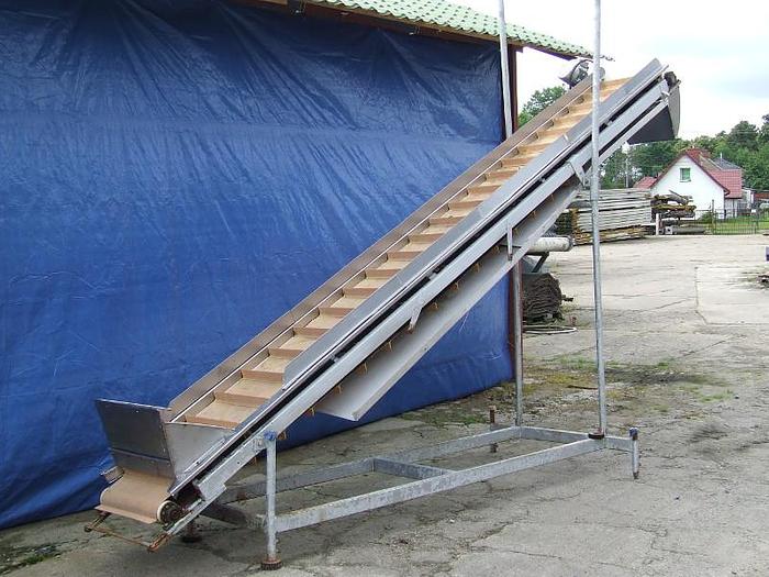 Used Inclined belt conveyor with carriers and side boards