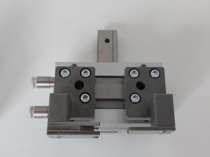 Gebraucht Flacher Pneumatik Greifer teilweise mit Greifarme, MHF2-12D1, Festo gebraucht