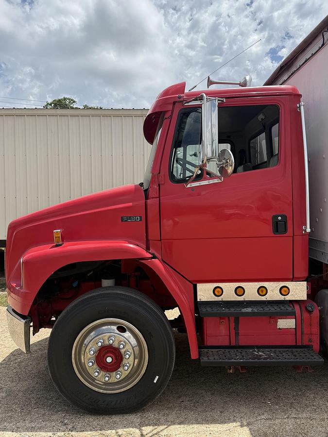 Used 2002 Freightliner FL-80