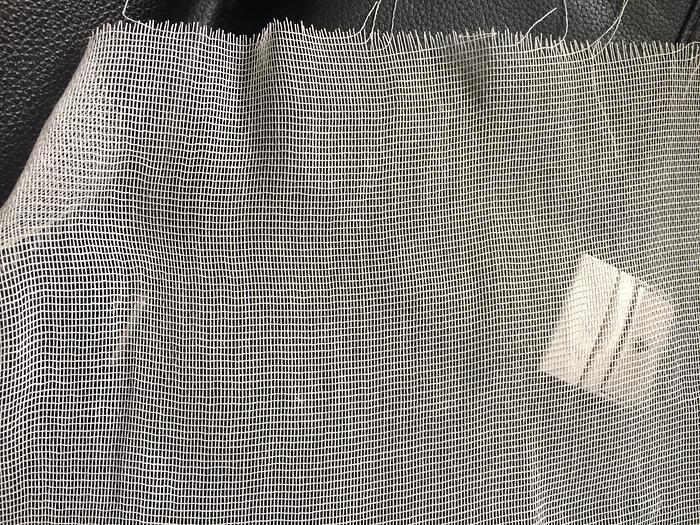 440 kg Rohgewebe 100 % Polyester - Tüll, 155 cm Rollenbreite